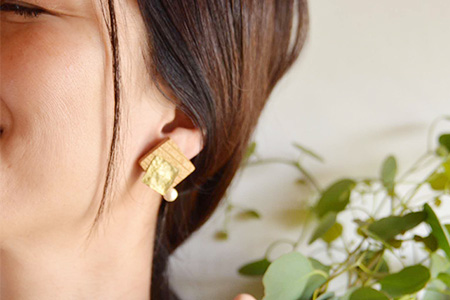 「木のアクセサリー」ケヤキ・真鍮・コットンパールのピアス 14KGF TR-9-3 徳島 那賀 木 天然木 木製 ケヤキ アクセサリー ピアス ジュエリー シンプル 上品 大人 エレガント かわいい おしゃれ オフィス  女性 レディース プレゼント ギフト 真鍮 コットンパール 手作り ケヤキ・真鍮・コットンパールのピアス