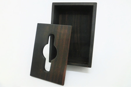 ポケットティッシュケース（黒檀）［徳島 那賀 木製 木製品 高級木材 黒檀 ポケットティッシュケース ティッシュケース ティッシュボックス ティッシュカバー テッシュ ケース カバー ボックス コンパクト 木目 棚 高級感 シンプル おしゃれ 収納 収納ケース インテリア 母の日 父の日 敬老の日 プレゼント 贈物 ギフト］【KT-10-2 】