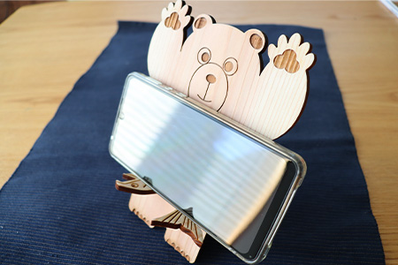 木頭杉のスマホスタンド（KUMA Fish）NW-29 徳島 那賀 木 木頭杉 スマホスタンド スマホ立て 携帯スタンド 卓上 おうち時間 かわいい くま クマ 熊 おしゃれ 贈り物