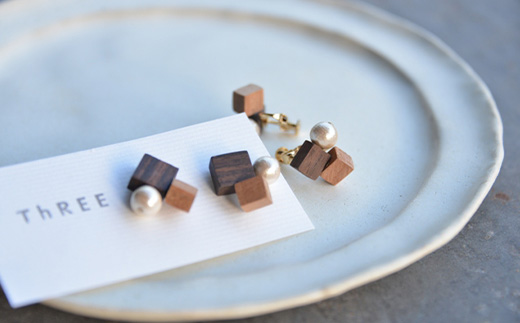 自然のぬくもり 　イヤリング【黒檀×桜　組み合わせ】 TR-10-1 徳島 那賀 木 黒檀×桜 木製 アクセサリー ピアス ジュエリー シンプル 上品 大人 エレガント かわいい おしゃれ オフィス  女性 レディース プレゼント ギフト コットンパール 手作り イヤリング【黒檀×桜】