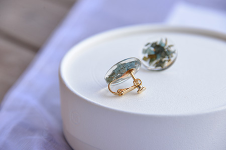 森の贈り物 木の藍染樹脂イヤリング　TR-13-1 徳島 那賀 木 樹脂 アクセサリー ピアス ジュエリー シンプル 上品 大人 エレガント かわいい おしゃれ オフィス  女性 レディース プレゼント ギフト 手作り イヤリング