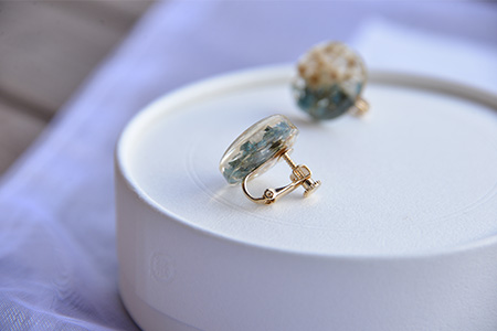 木の藍染×小花　樹脂イヤリング TR-14-1 徳島 那賀 木 樹脂 アクセサリー ピアス ジュエリー シンプル 上品 大人 エレガント かわいい おしゃれ オフィス  女性 レディース プレゼント ギフト 手作り イヤリング