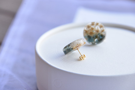 木の藍染×小花　樹脂ピアス TR-14-2 徳島 那賀 木 木の藍染×小花 樹脂 アクセサリー ピアス ジュエリー シンプル 上品 大人 エレガント かわいい おしゃれ オフィス  女性 レディース プレゼント ギフト 手作り ピアス