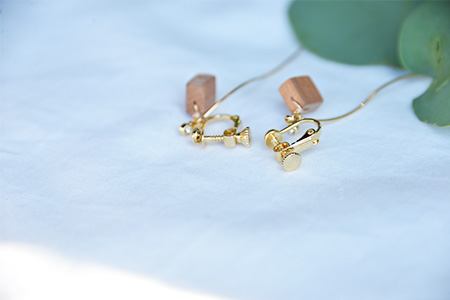 木のアクセサリー桜イヤリングK16GPゆらなみスリーThREE TR-15-2  徳島 那賀 木 天然木 アクセサリー ピアス ジュエリー シンプル 上品 大人 エレガント かわいい おしゃれ オフィス  女性 レディース プレゼント ギフト 手作り 桜イヤリング