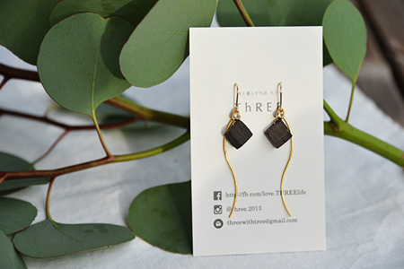 木のアクセサリー黒檀ピアスK16GPゆらなみスリーThREE TR-16-1 徳島 那賀 木 天然木 黒檀 アクセサリー ピアス ジュエリー シンプル 上品 大人 エレガント かわいい おしゃれ オフィス  女性 レディース プレゼント ギフト 手作り 黒檀ピアス