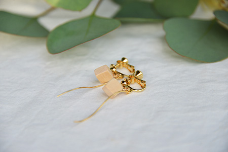 木のアクセサリー銀杏イヤリングK16GPゆらなみスリーThREE TR-17-2 徳島 那賀 木 天然木 銀杏 アクセサリー ピアス ジュエリー シンプル 上品 大人 エレガント かわいい おしゃれ オフィス  女性 レディース プレゼント ギフト 手作り 銀杏イヤリング