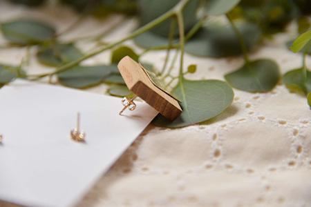 「木のアクセサリー」ケヤキ・真鍮のピアス 14KGF TR-9-1 徳島 那賀 木 天然木 木製 ケヤキ アクセサリー ピアス ジュエリー シンプル 上品 大人 エレガント かわいい おしゃれ オフィス  女性 レディース プレゼント ギフト 真鍮 手作り ケヤキ・真鍮のピアス