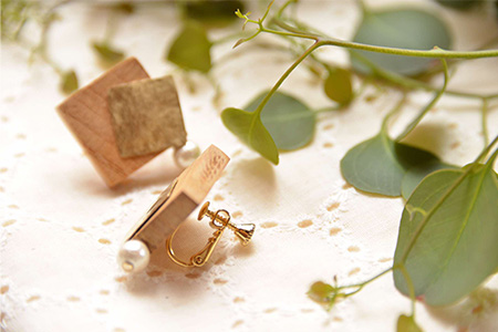 「木のアクセサリー」ケヤキ・真鍮・コットンパールのイヤリング 16KGP TR-9-4 徳島 那賀 木 天然木 木製 ケヤキ アクセサリー ピアス ジュエリー シンプル 上品 大人 エレガント かわいい おしゃれ オフィス  女性 レディース プレゼント ギフト 真鍮 コットンパール 手作り ケヤキ・真鍮・コットンパールイヤリング