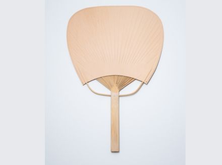 革製品に独特の個性と高級感を与える【生成】leather fan（革のうちわ）