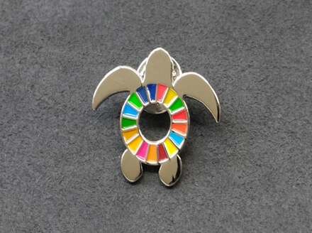 【SDGｓカメバッチ】と【本気豚プレミアムロースハム】