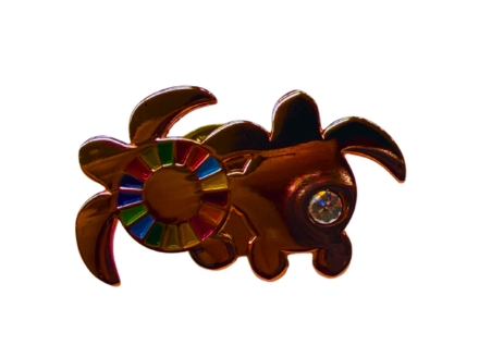 【町制20周年記念】未来へつなぐ「子ガメの帰郷」ピンバッジ ～上品なピンクゴールド仕様～