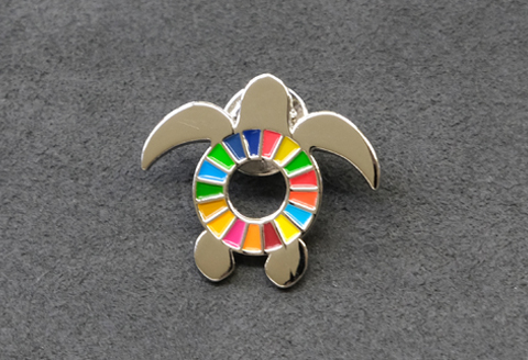 美波町 SDGs カメピンバッジ