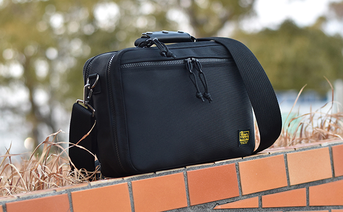 大きく開くサブバッグ／B