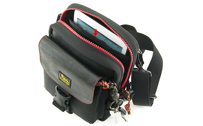 バンナイズ　赤いファスナーのサブバッグ (フラップ：バックルタイプ)