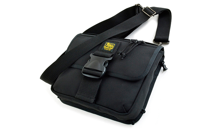 大型シングルバックルの多目的サブバッグ