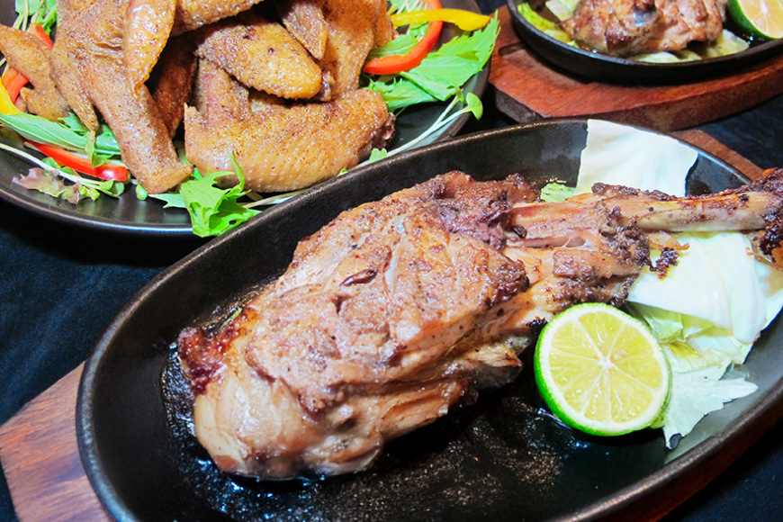 骨付き鶏 藍住役場通りの阿波尾鶏の骨付き鶏 2本 セット [ごくらく酒蔵 あぐら 徳島県 北島町 29bi0003] 冷凍 阿波尾鶏 鳥 鶏肉 鶏 肉 冷凍便 国産 ローストチキン レッグ チキン 小分け 個包