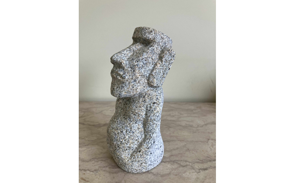 庵治石モアイ像