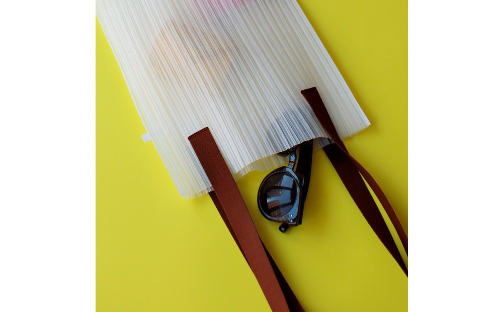 香川県産プリーツバッグ・ストライプ・ラージ［ ブロンズ １点］軽やかで上品な透け感のあるショルダーバッグ