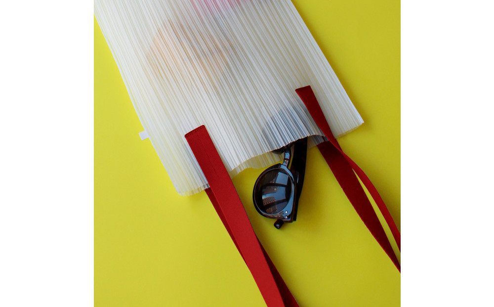 香川県産プリーツバッグ・ストライプ・ラージ［ レッド １点］軽やかで上品な透け感のあるショルダーバッグ