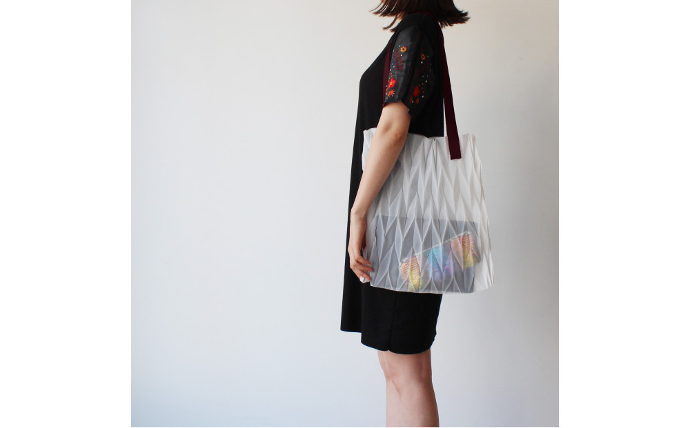 香川産プリーツバッグ・ヘリンボーン・ラージ［ ブロンズ １点］軽やかで上品な透け感のあるショルダーバッグ