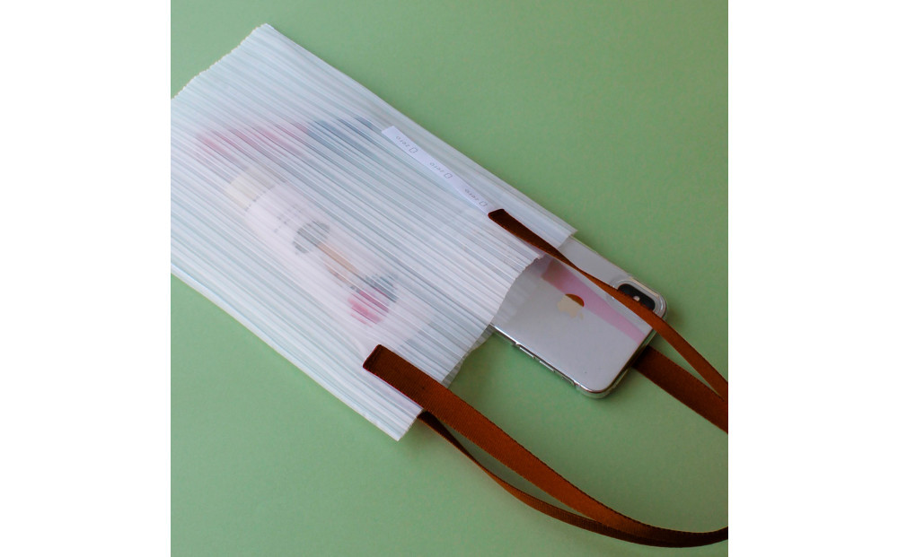 香川県産 プリーツバッグ・ストライプ・スモール［ ブロンズ １点］軽やかで上品な透け感のあるバッグ