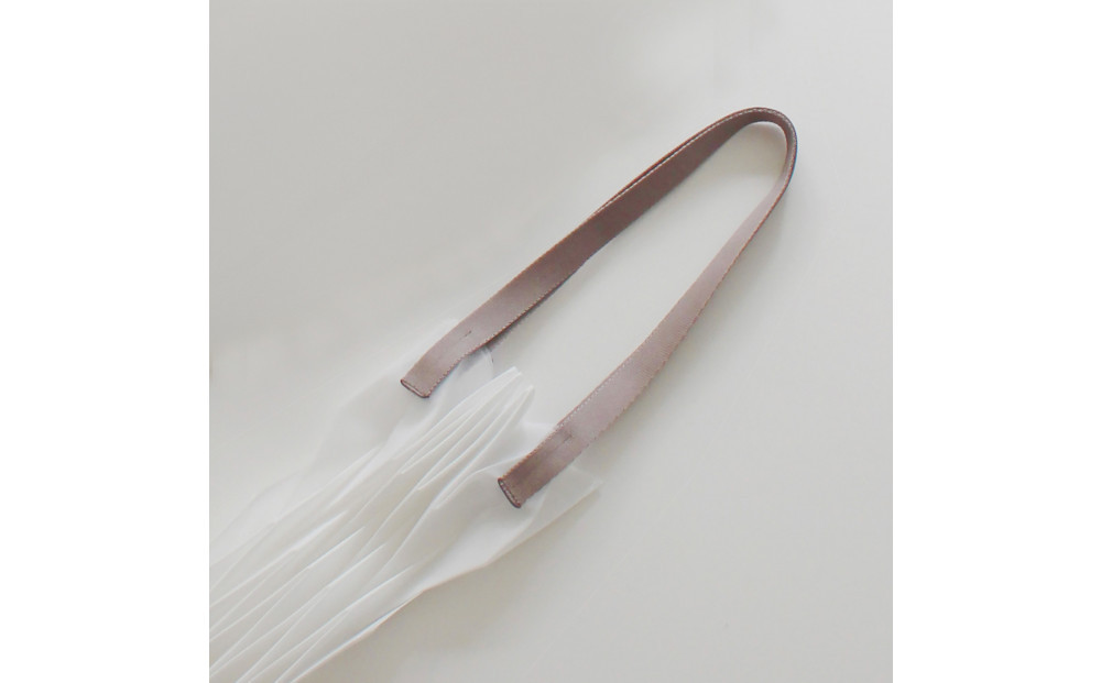 香川県産 プリーツバッグ・ヘリンボーン・スモール［ シルバー １点］軽やかで上品な透け感のあるバッグ