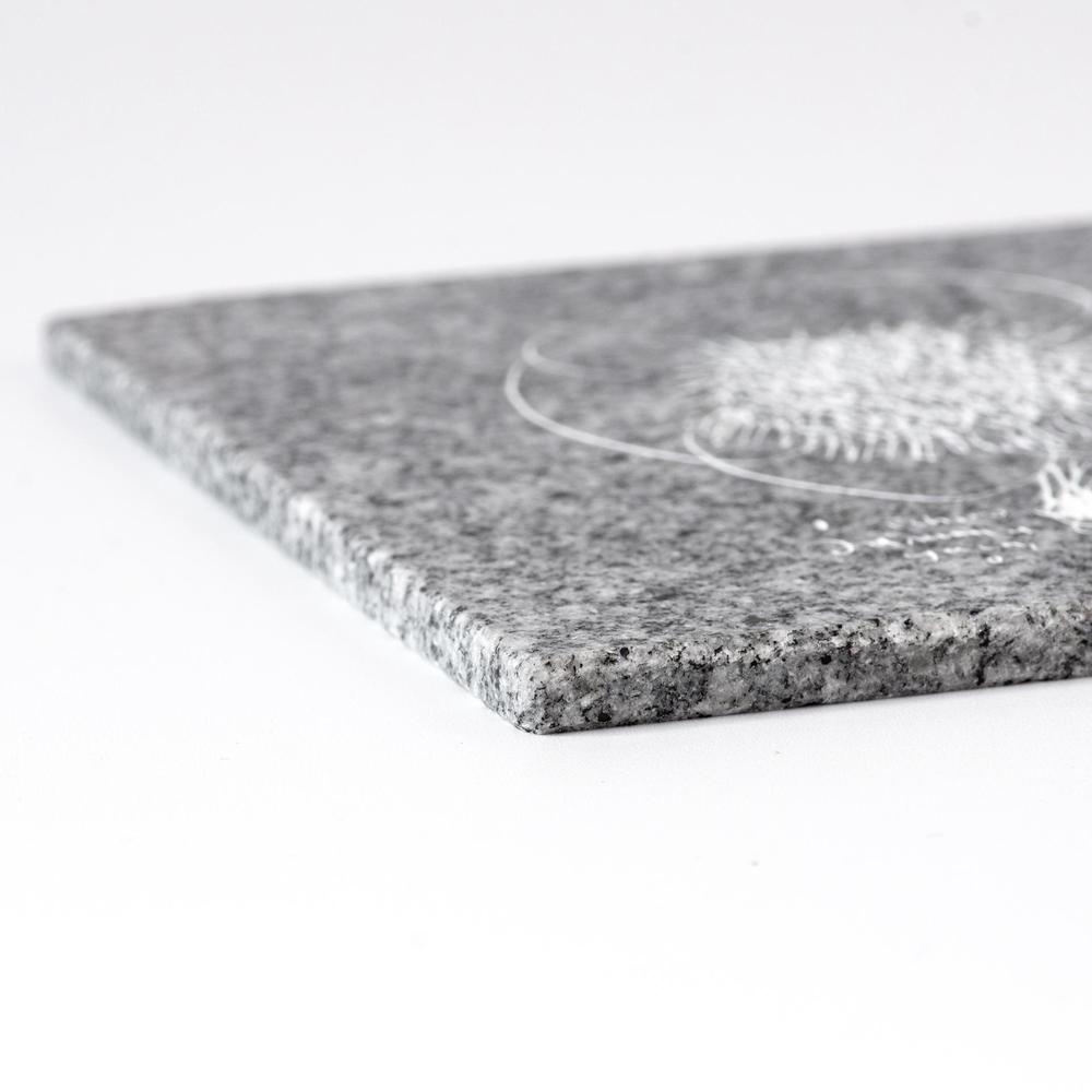 HANA / Ichiro Yamaguchi｜山口一郎氏イラスト刻印の庵治石プレート