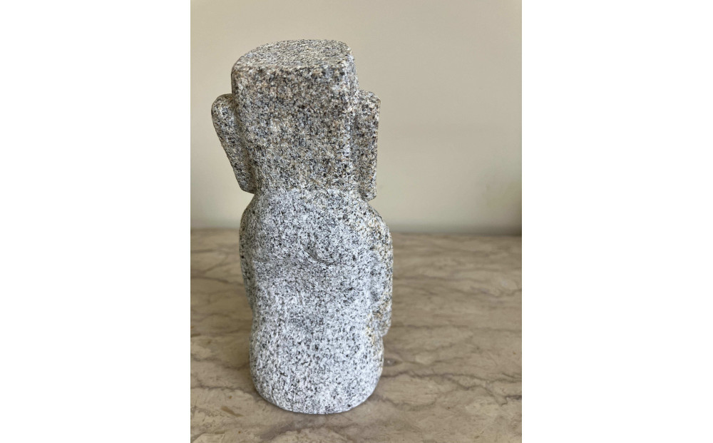 庵治石モアイ像