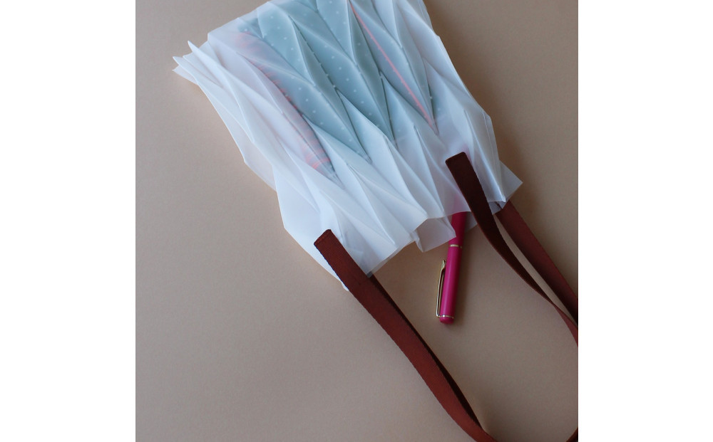 香川県産 プリーツバッグ・ヘリンボーン・スモール［ ブロンズ １点］軽やかで上品な透け感のあるバッグ