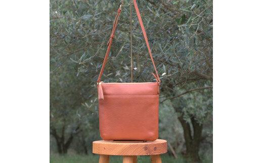 オリーブレザー 縦ショルダーバッグ　キャメル