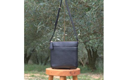 オリーブレザー 縦ショルダーバッグ　ブラック