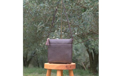 オリーブレザー 縦ショルダーバッグ　チョコ