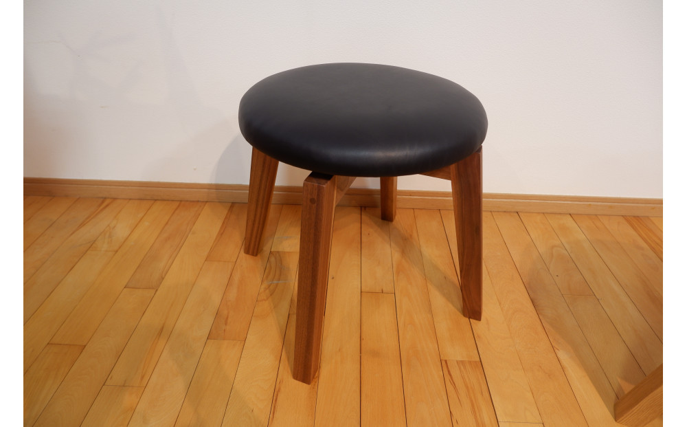 回転スツール（脚部材：ウォールナット/座面：本革ブラック）