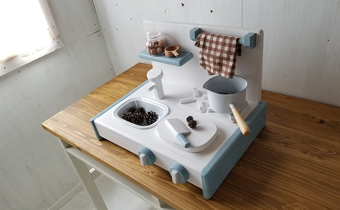 木のおままごとキッチン　卓上（背面あり） しろ色×そら色