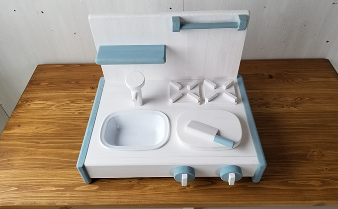 木のおままごとキッチン　卓上（背面あり） しろ色×そら色