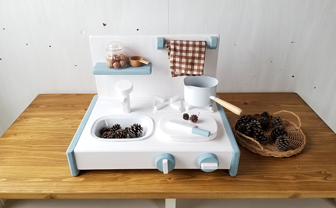 木のおままごとキッチン　卓上（背面あり） しろ色×そら色