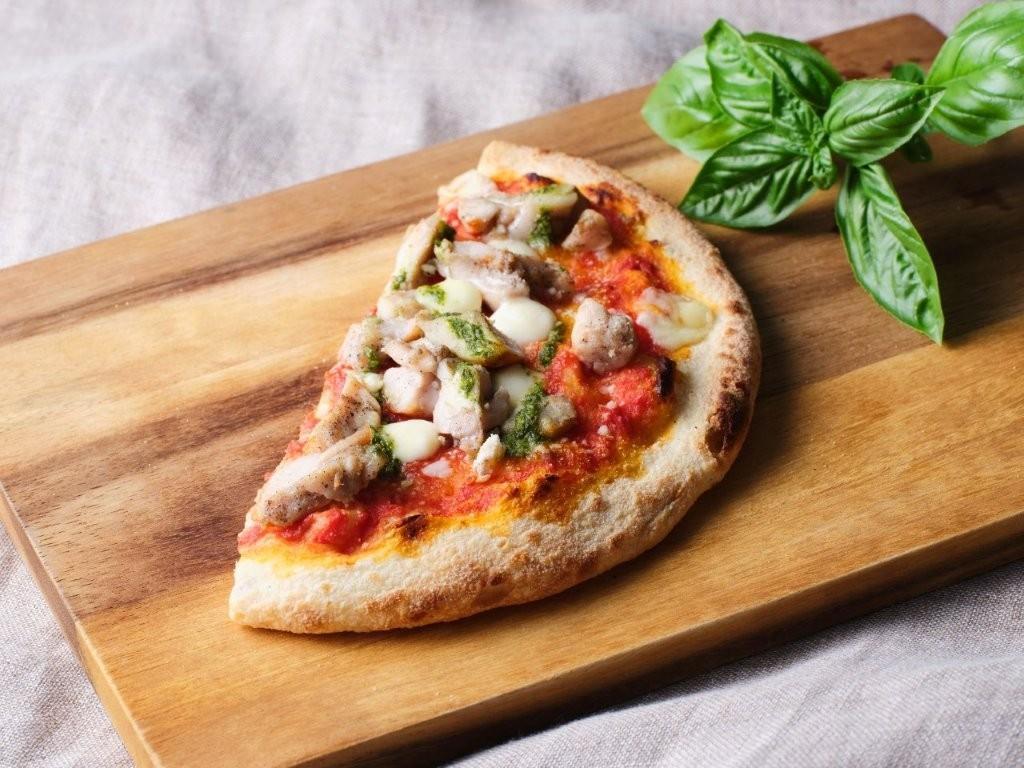 オリーブ地鶏とダイシモチ麦のピザ（8インチハーフ×8枚セット）