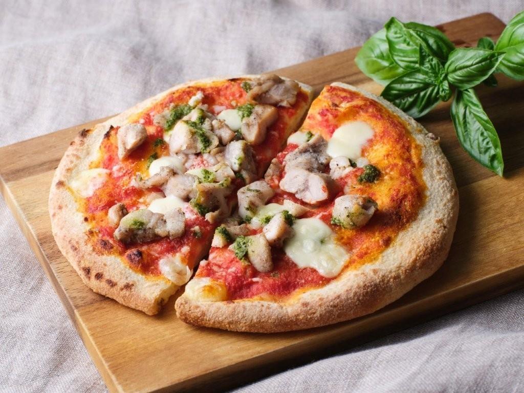 オリーブ地鶏とダイシモチ麦のピザ（8インチハーフ×8枚セット）