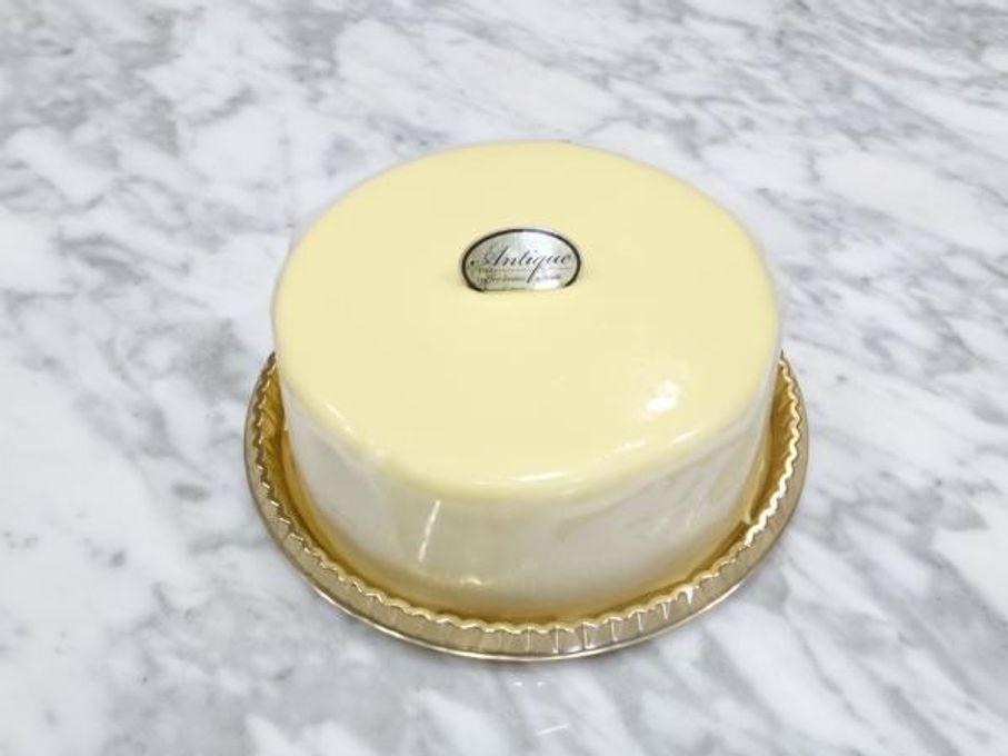 【サイズ　４号】ホワイト生チョコレートケーキ　coffeebeans & sweets Antiqueのガナッシュショコラブラン 4号