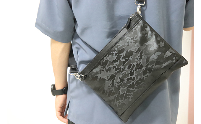 型押しカモフラレザー　ショルダーサコッシュ