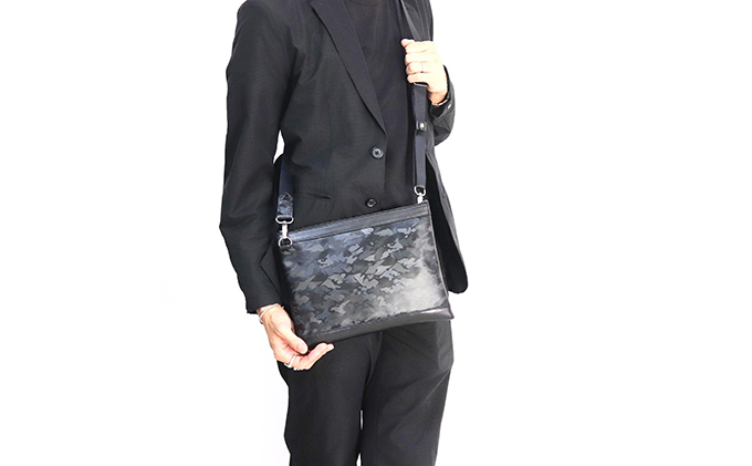 型押しカモフラレザー　ショルダーサコッシュ