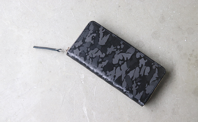 【裏地イエロー】型押しカモフラレザーのラウンドウォレット