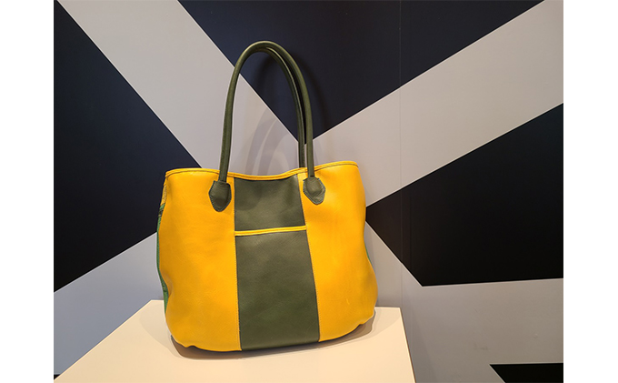 アボカドデザインのアートなレザートートバッグ