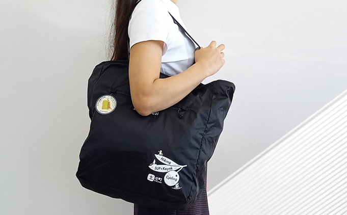 【 小豆島 】ポケッタブル ライトトートM（ ブラック ） オリジナル デザイン グッズ アウトドア トート バッグ サブバッグ エコバッグ オリーブ 香川 香川県 土庄 土庄町