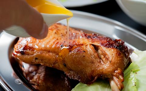 さぬき名物！骨付鳥(若鳥) 2本セット 専用油付き 詰合せ ご当地 グルメ 名産 名物 骨付鳥 骨付き鳥 チキン 鶏肉 鶏 とり 肉 焼き鳥 さぬき 讃岐 国産 おつまみ チキン 四国 香川 琴平 田中屋 F5J-448 若鳥2本