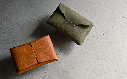 封筒のような プエブロレザーの名刺も入るシームレスカードケース 【コニャック （キャメル系）】 F5J-1034