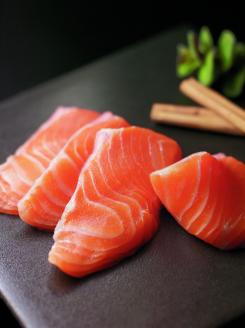 オリーブサーモン １尾（半身カット）【予約受付中！令和8年4月頃から限定出荷分】【B-512】