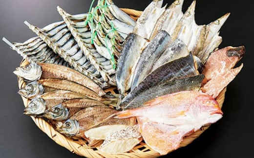 22_Ehime カタログギフト 1冊 選べる ハンバーグ キジ鍋 鯛 麺 餃子 ジャム ジュース おにぎり 大福 ビール バル タオル お中元 御歳暮 御祝 愛媛県（539）