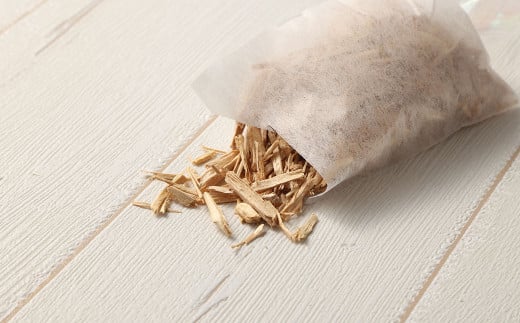 国産木材で作ったはがき､しおり､チップ松山城（山あり）セット はがき×1枚,しおり×1枚,チップ30g（15g×2個）ハガキ 葉書 シオリ 栞 ヒノキチップ クロモジチップ（618）