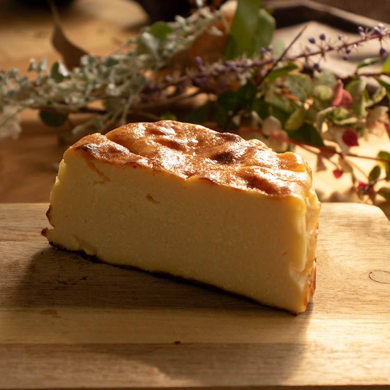 バスクチーズケーキ 4号サイズ 直径12cm  | 濃厚 チーズケーキ ご褒美 スイーツ デザート おやつ お菓子 洋菓子 冷蔵 ギフト 贈り物 愛媛県 松山市【OR014】 直径12cm